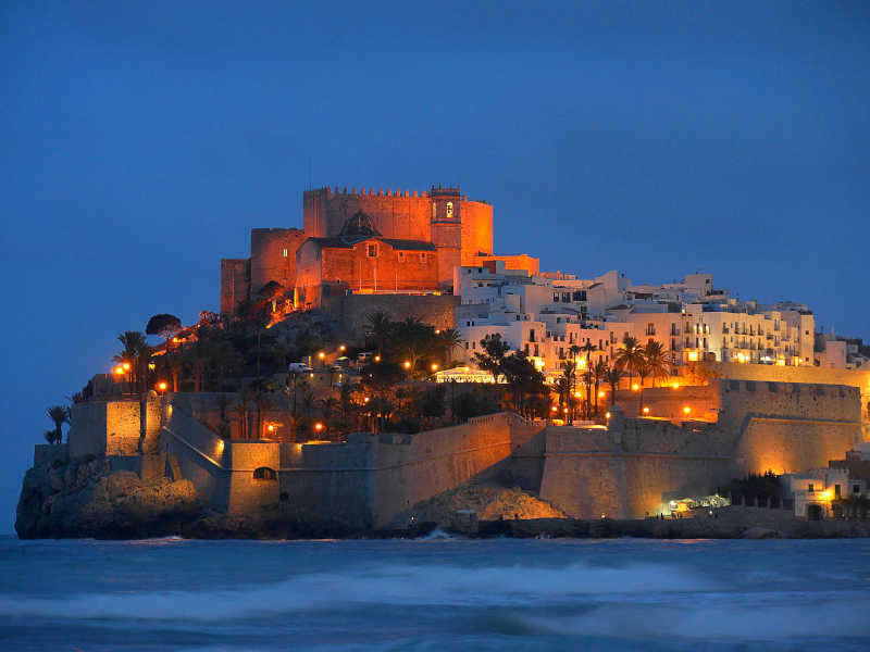 vista nocturna del castillo desde la playa norte