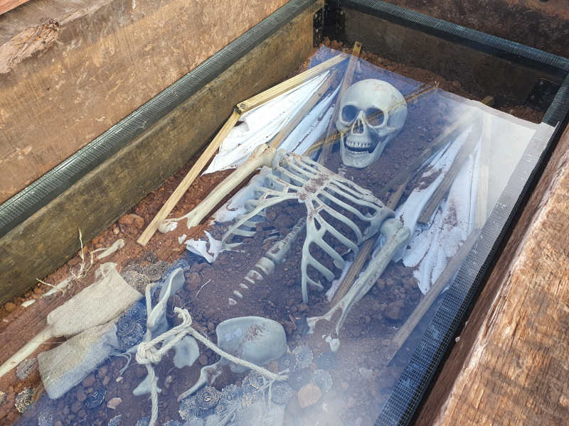 tumba de icaro en el laberinto de peñiscola para juego de escape room