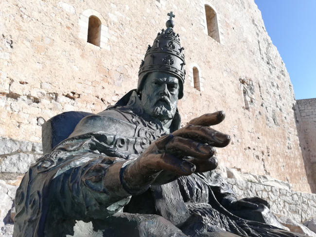 estátua de bronce del Papa Luna en peñíscola
