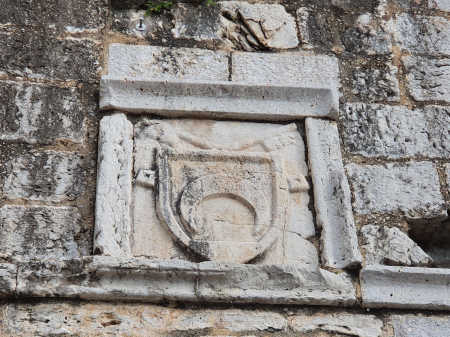 escudo del papa luna sobre el portal de sant pere