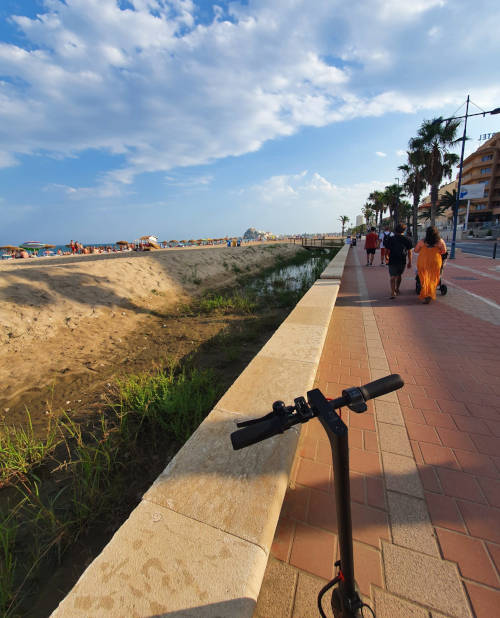 La playa norte cuenta con un carril bici que une Peñíscola con Benicarló